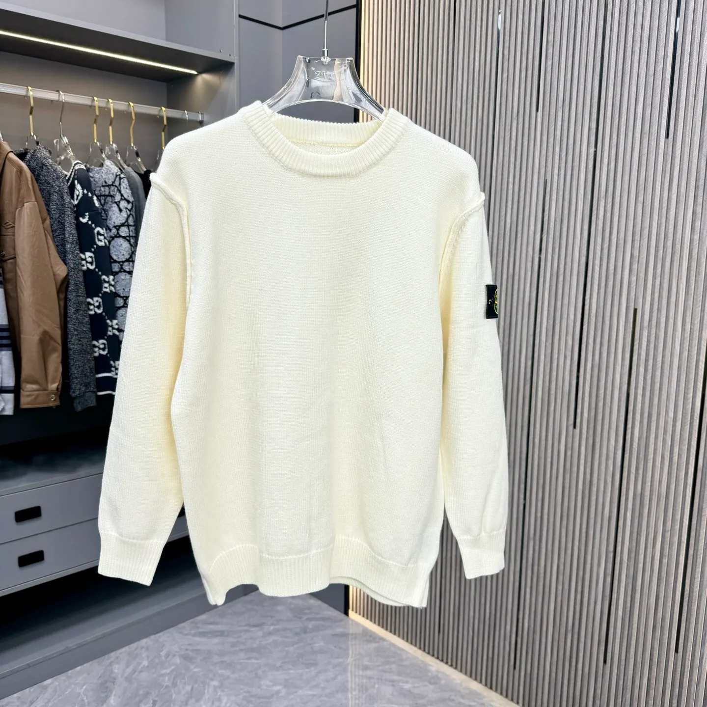 🅿️310 Stone Island 25FW crew neck sweater is made of top-grade cashmere yarn. The new autumn and winter Oblique jacquard knitted cashmere sweater adopts a double-sided wearable design and is made of high-quality cashmere material. After fine weaving process, it presents a soft and comfortable touch and excellent thermal performance. The iconic Oblique jacquard pattern is perfectly presented through precision knitting technology. It can be worn on both sides, showing different style charms. The round neck design is simple and elegant, suitable for various matching occasions. Exquisite knitting technology ensures that the clothes are not easily deformed and remain crisp and long-lasting. The double-sided design concept reflects LV's perfect balance of practicality and fashion. Each sweater undergoes strict quality inspection to ensure that the quality meets the brand's consistently high standards. This knitted item combines warmth and style, making it an exquisite addition to your autumn and winter wardrobe. Size:S/M/L/XL